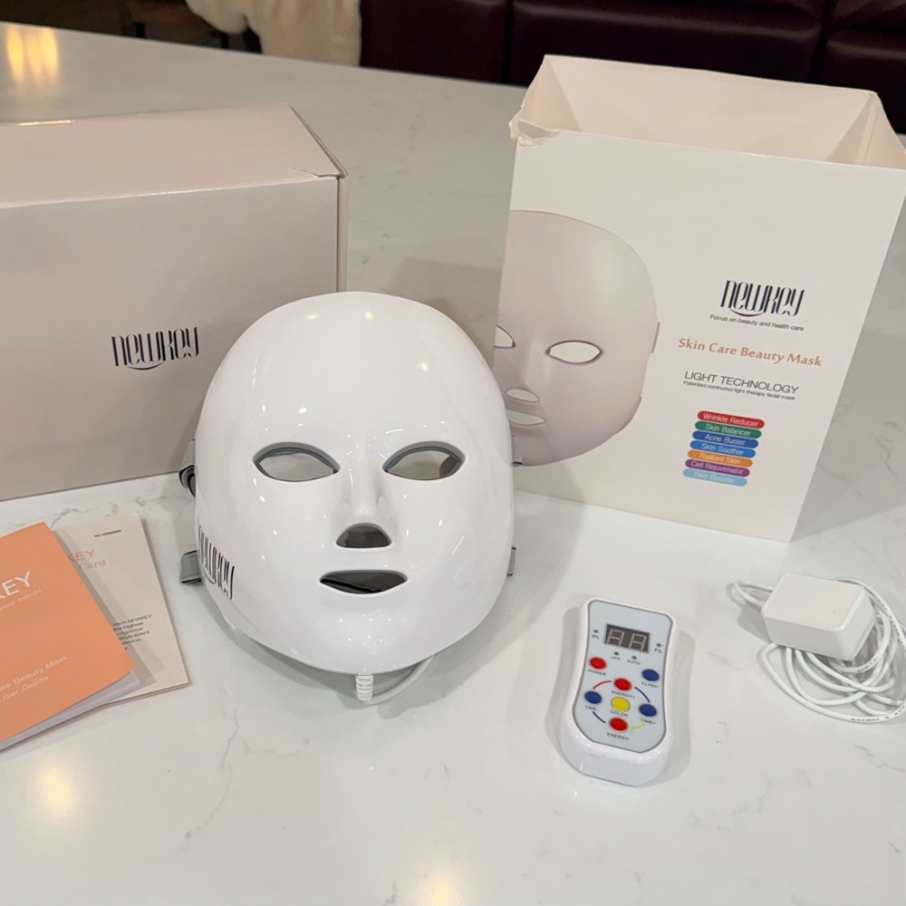 NWOT- NEWKEY LED Light Therapy Mask